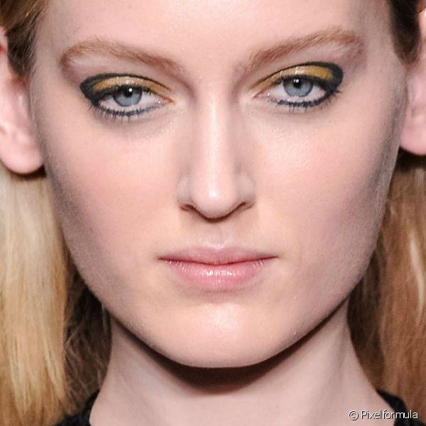 A sombra dourada colorindo as pálpebras serviu como complemento ao delineador que marcou o côncavo dos olhos das modelos de Emilio de la Morena, no desfile de outono-inverno 2014 na London Fashion Week